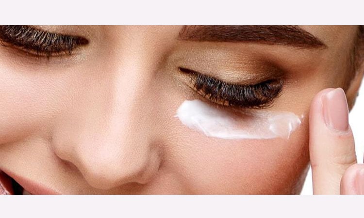 نحوه صحیح استفاده از بهترین کرم دور چشم برای تیرگی